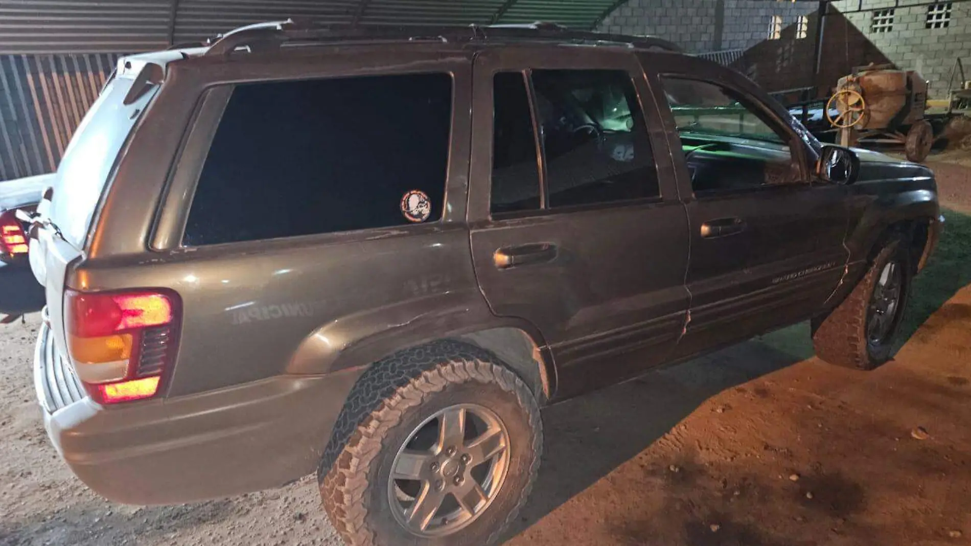 En el interior del Jeep Grand Cherokee fue encontrada el arma de alto poder